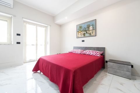 Camera Oasi, letto matrimoniale con arazzo