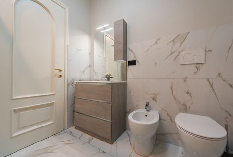 Bagno, lavabo e sanitari con maniglia dorata