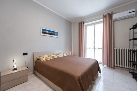 Camera Alpina, letto matrimoniale con tende rosa