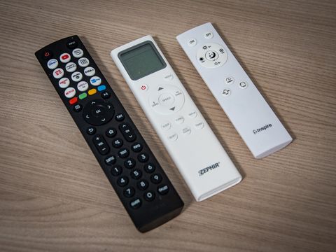 Telecomandi di TV, climatizzatore e luci