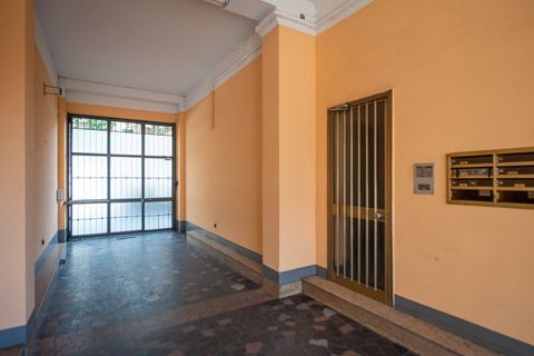 Androne del palazzo con citofono